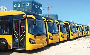 青岛:电动公交上路运营 车身颜色区分线路
