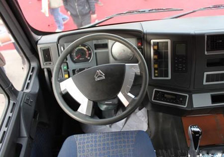 中国重汽豪卡7系首度亮相 造型焕然一新