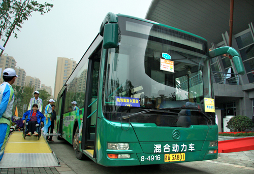 金旅混合动力车型脱颖而出在杭州公交的节能减排道路上,有位合作伙伴