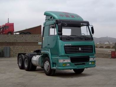 半挂牵引车图片