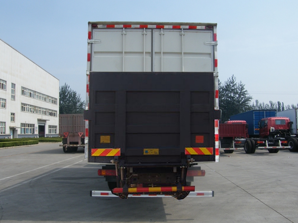 欧曼厢式运输车 bj5202xxy-xb