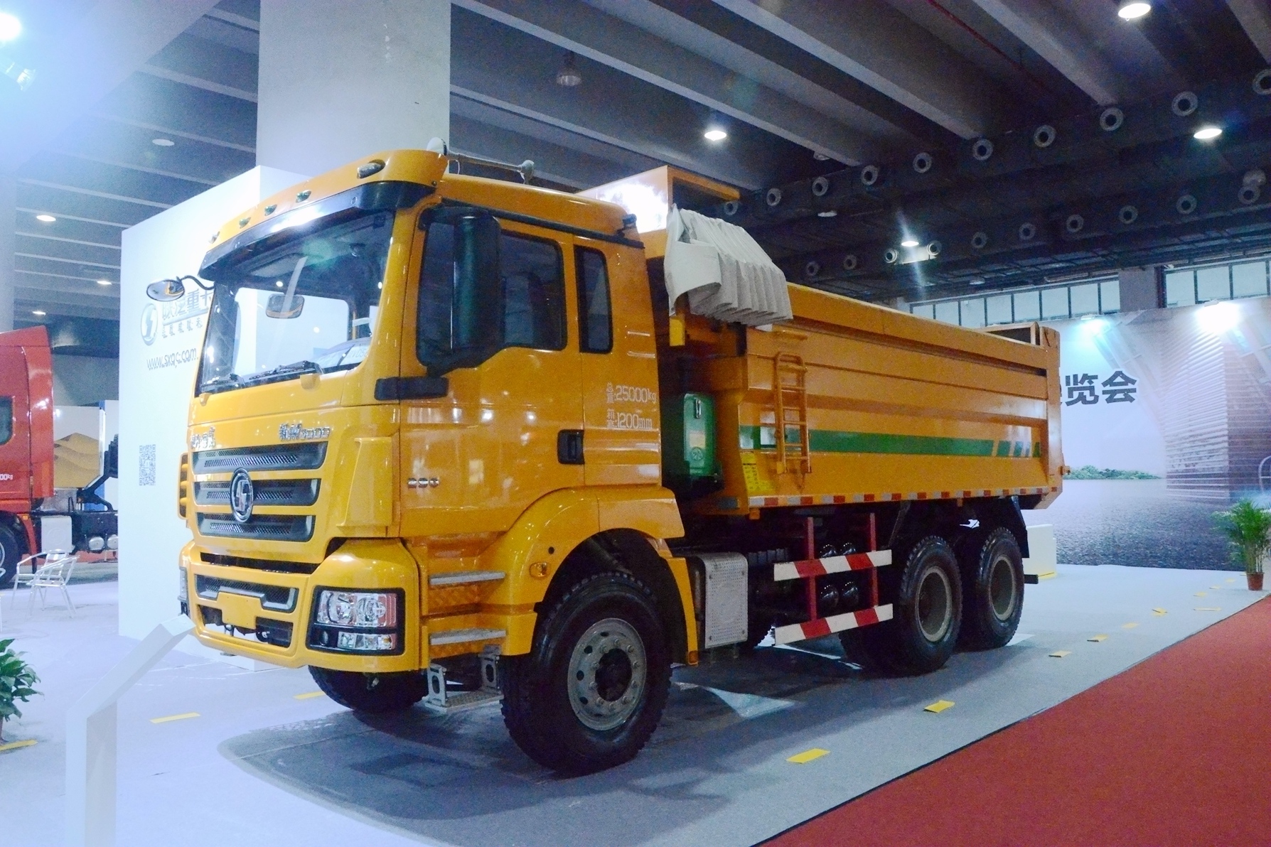 广州商用车展 陕汽重卡展台 陕汽德龙新m3000 290马力 6x4新型渣土车