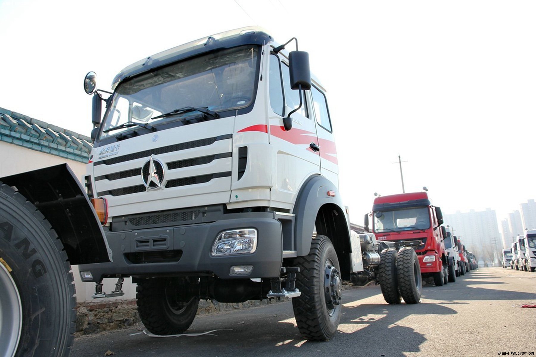 北奔重汽 北奔ng80 重卡 300马力 4×4 栏板式 排半 载货车 nd2163e48