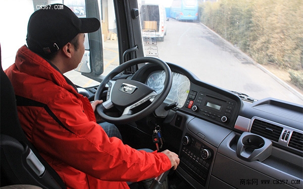 货车司机要当心!过度吹风易患面瘫!