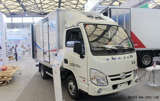 上海物流生鲜展 镇江康飞展出多款冷藏车