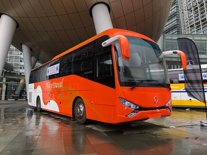 申龙12辆奔驰底盘高端客车交付香港客户 单价