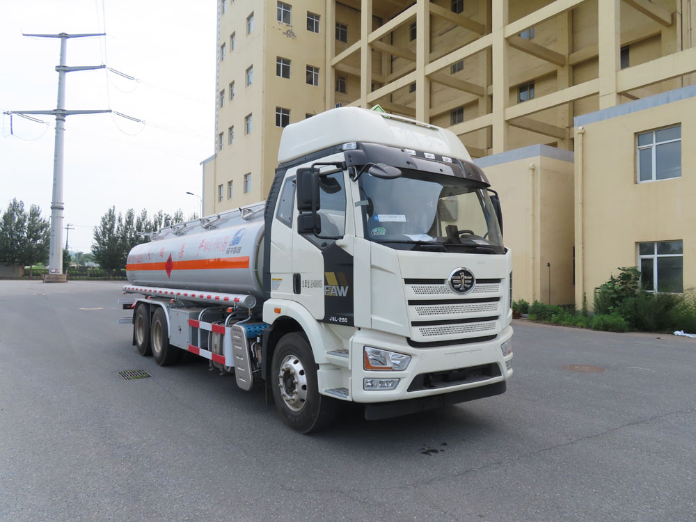 陆平机器运油车 LPC5265GYYC6