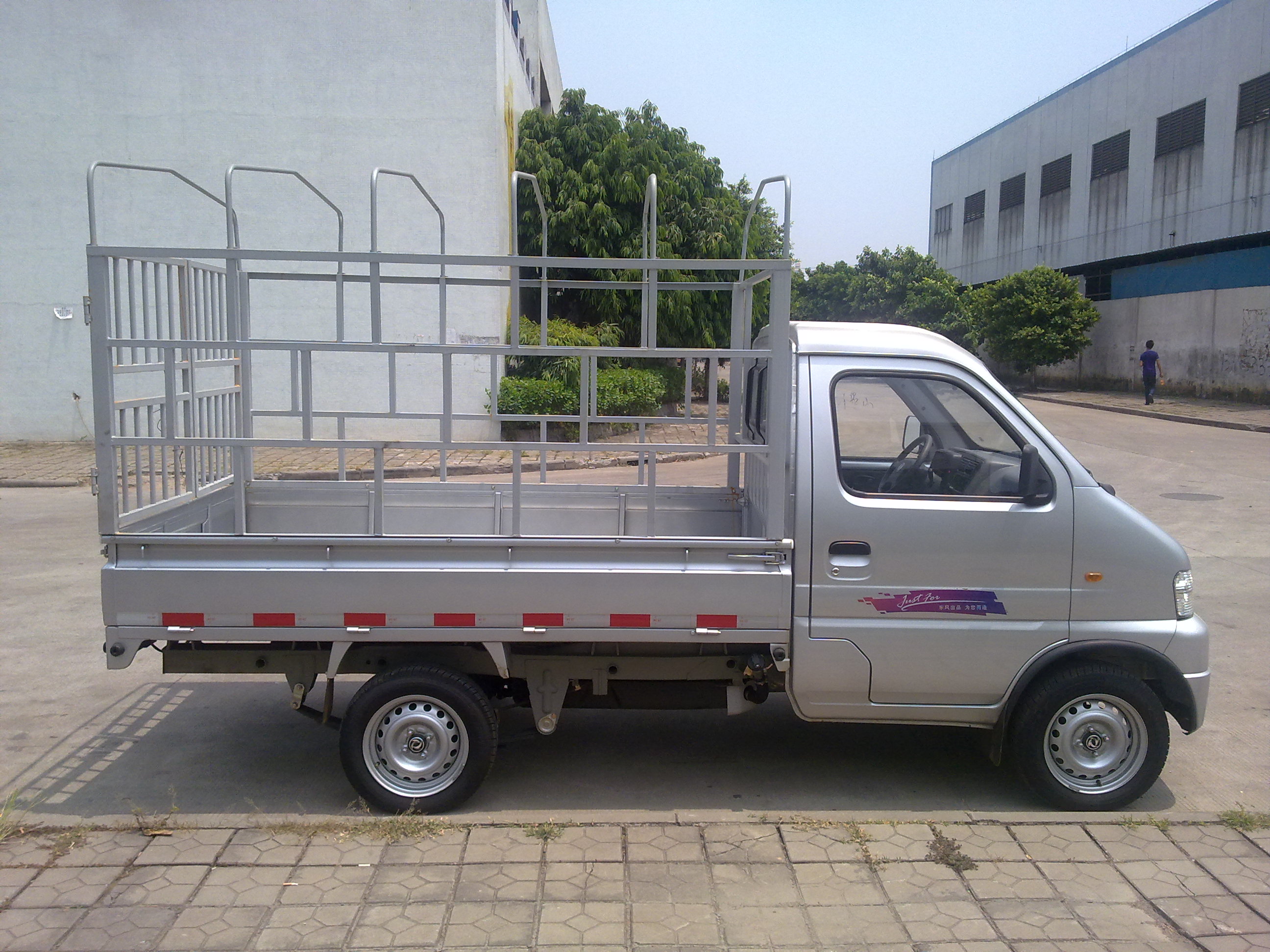 俊风仓栅式运输车 dfa5020ccqf12qa