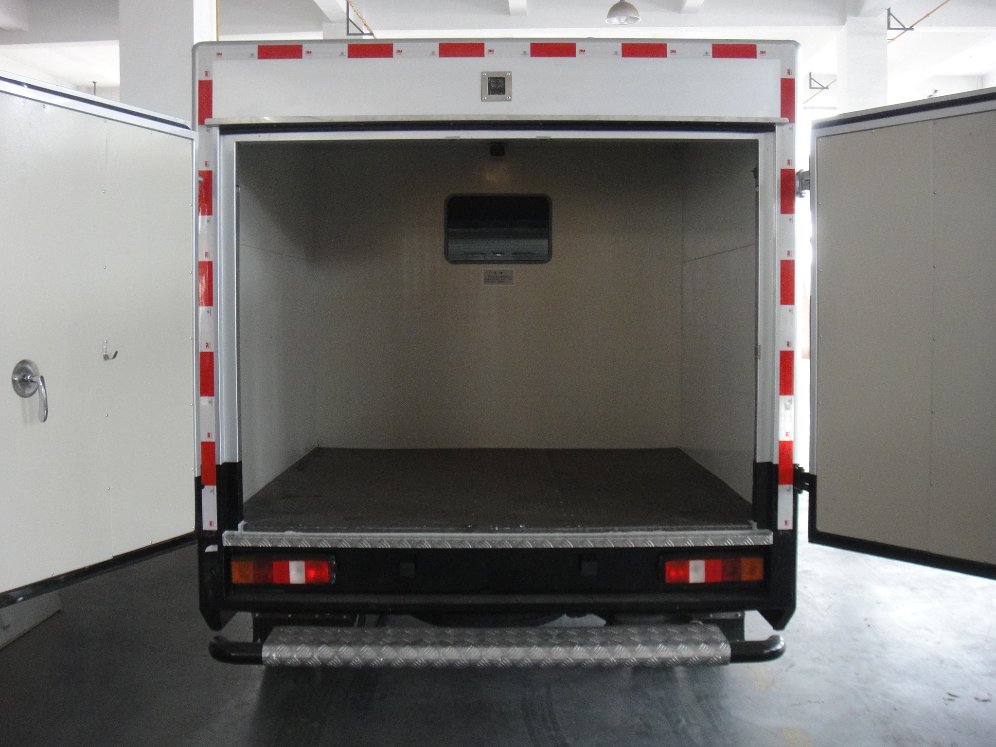 上仪防弹运钞车 sdq5045xyc