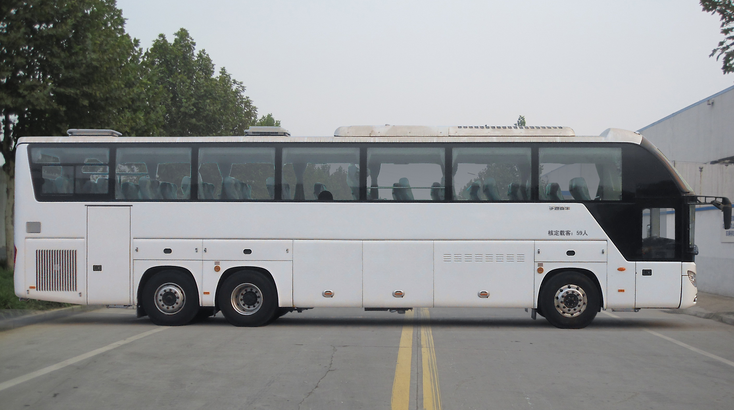 13米7双层大巴仍在国产 G60枫泾服务区偶遇出口智利青年6137S客车_行业动态_专汽网