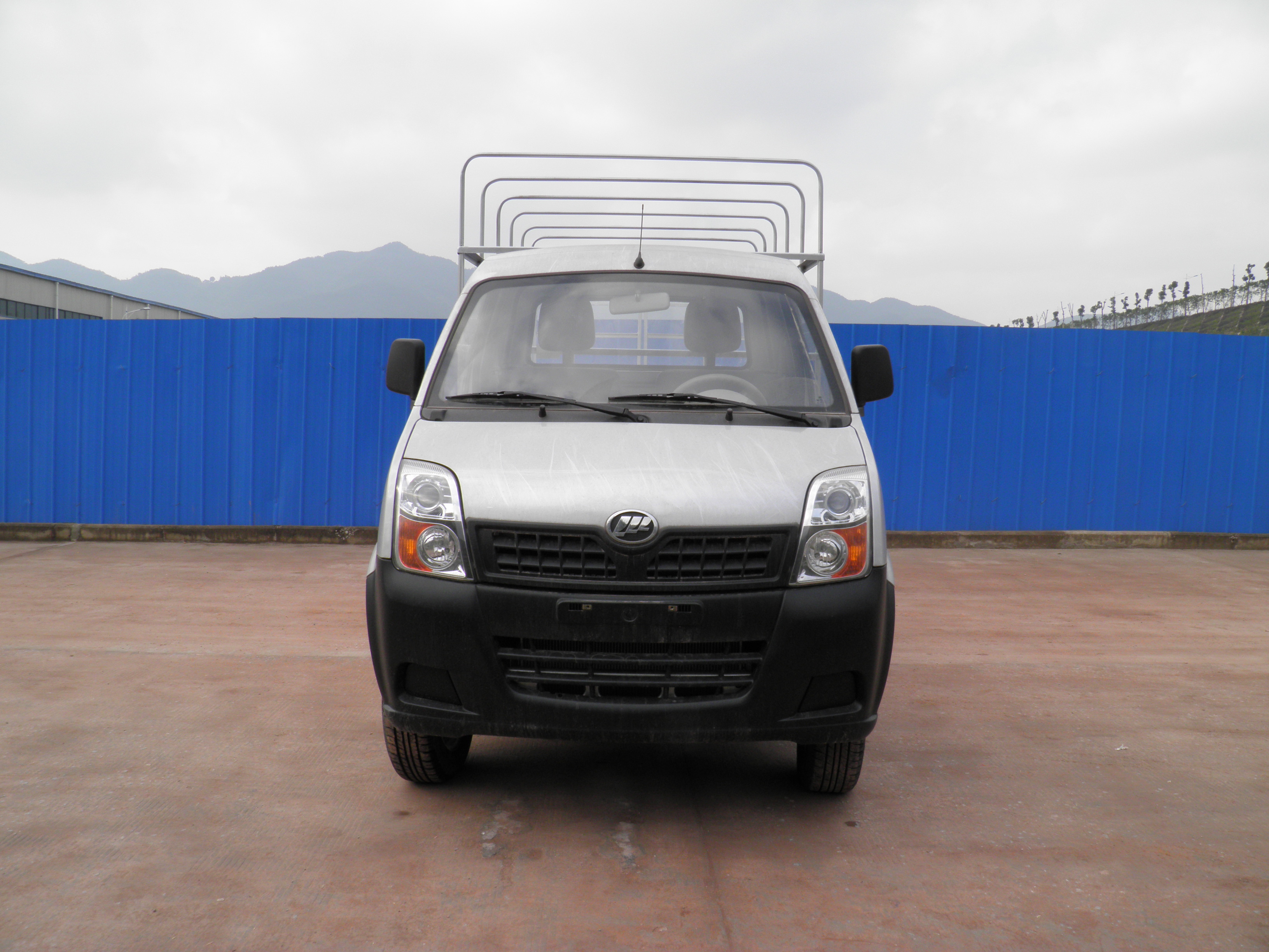 力帆丰顺92马力汽油单排仓栅微卡lf5020ccy