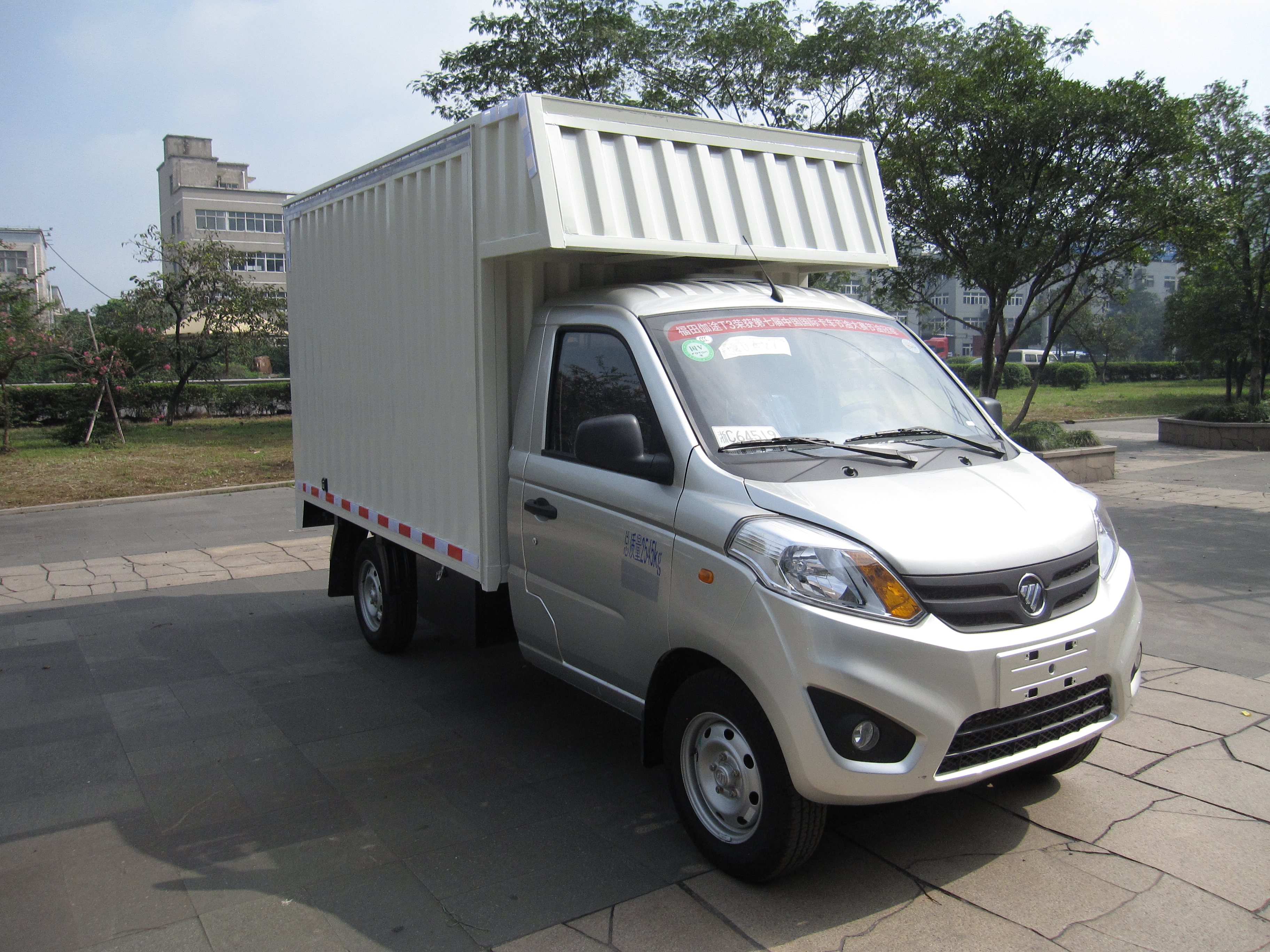 宝鹿翼开启厢式车 wz5030xyk