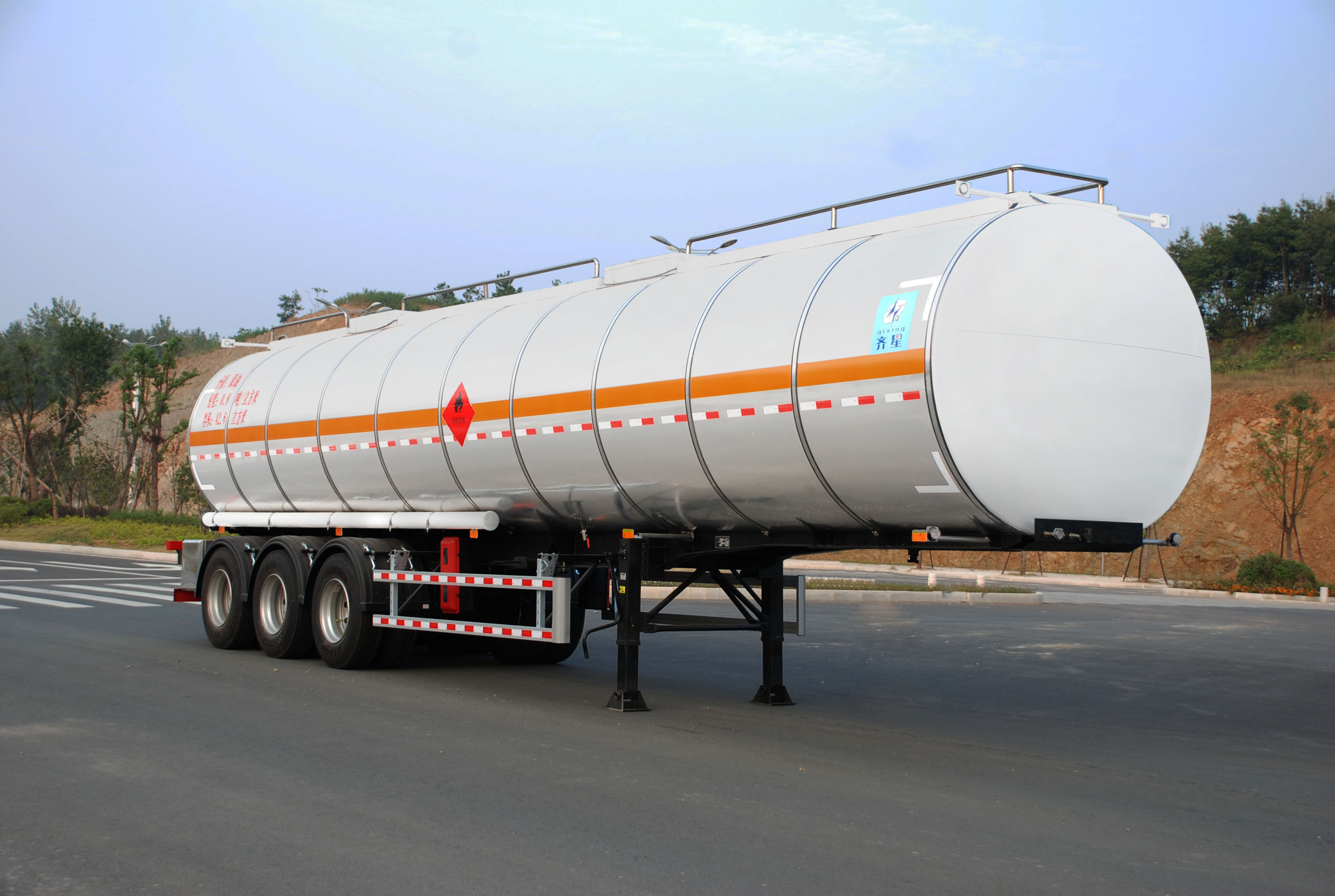 齐星铝合金易燃液体罐式运输半挂车 qxc9402gry