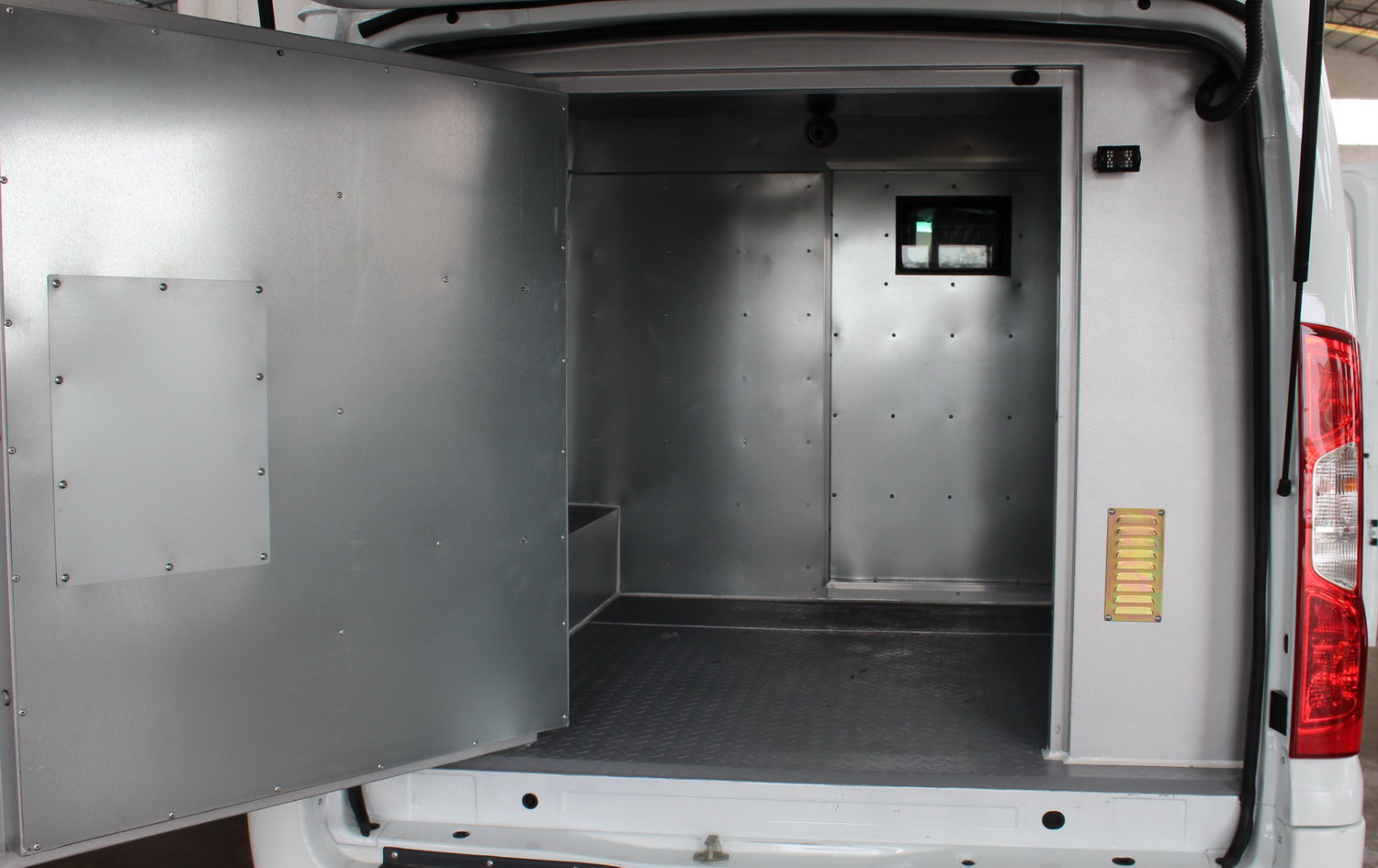 宝龙防弹运钞车 tbl5042xycf5