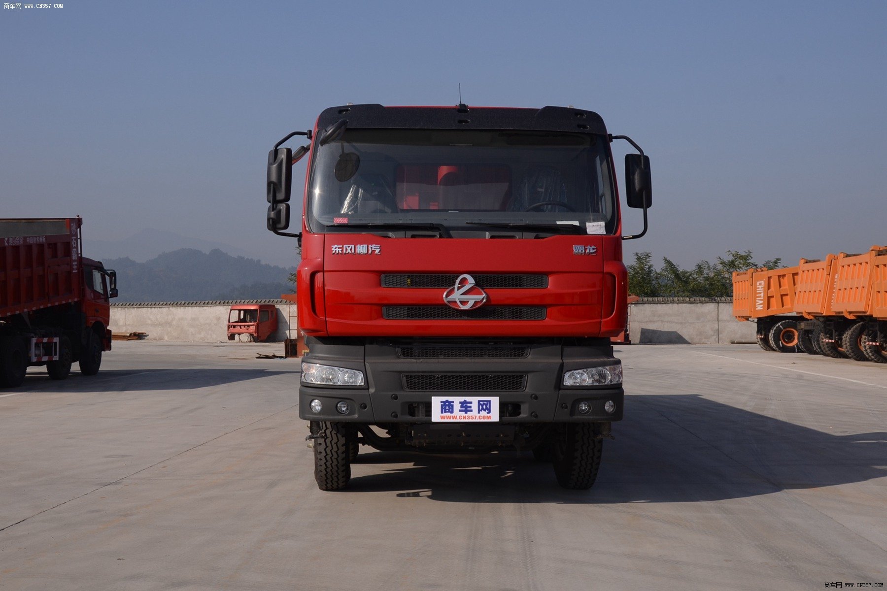 东风柳汽 霸龙重卡 290马力 8×4 单开轻化量自卸车(lz3315qef)