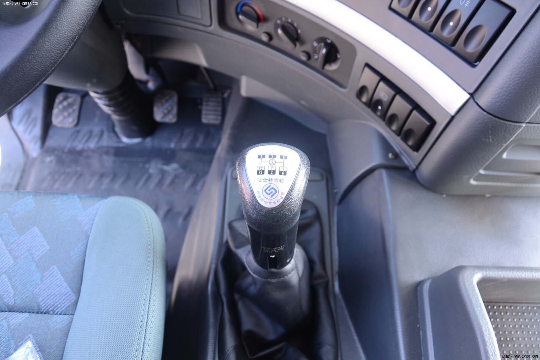 东风柳汽 霸龙 重卡 290马力 8×4 单开轻化量自卸车 lz3315qef