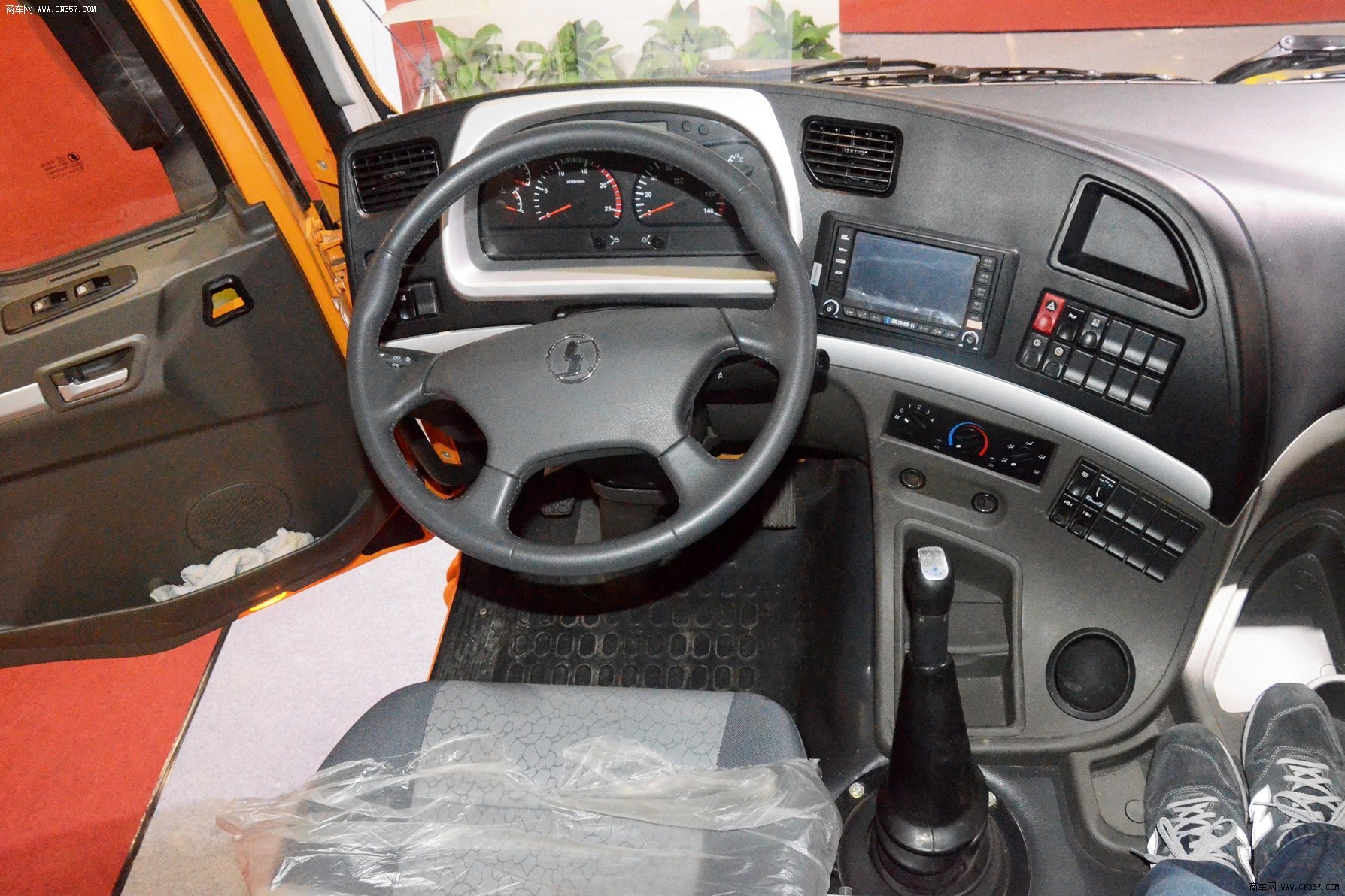 陕汽重卡 德龙m3000 重卡 290马力 6×4 渣土车 sx3256mm354