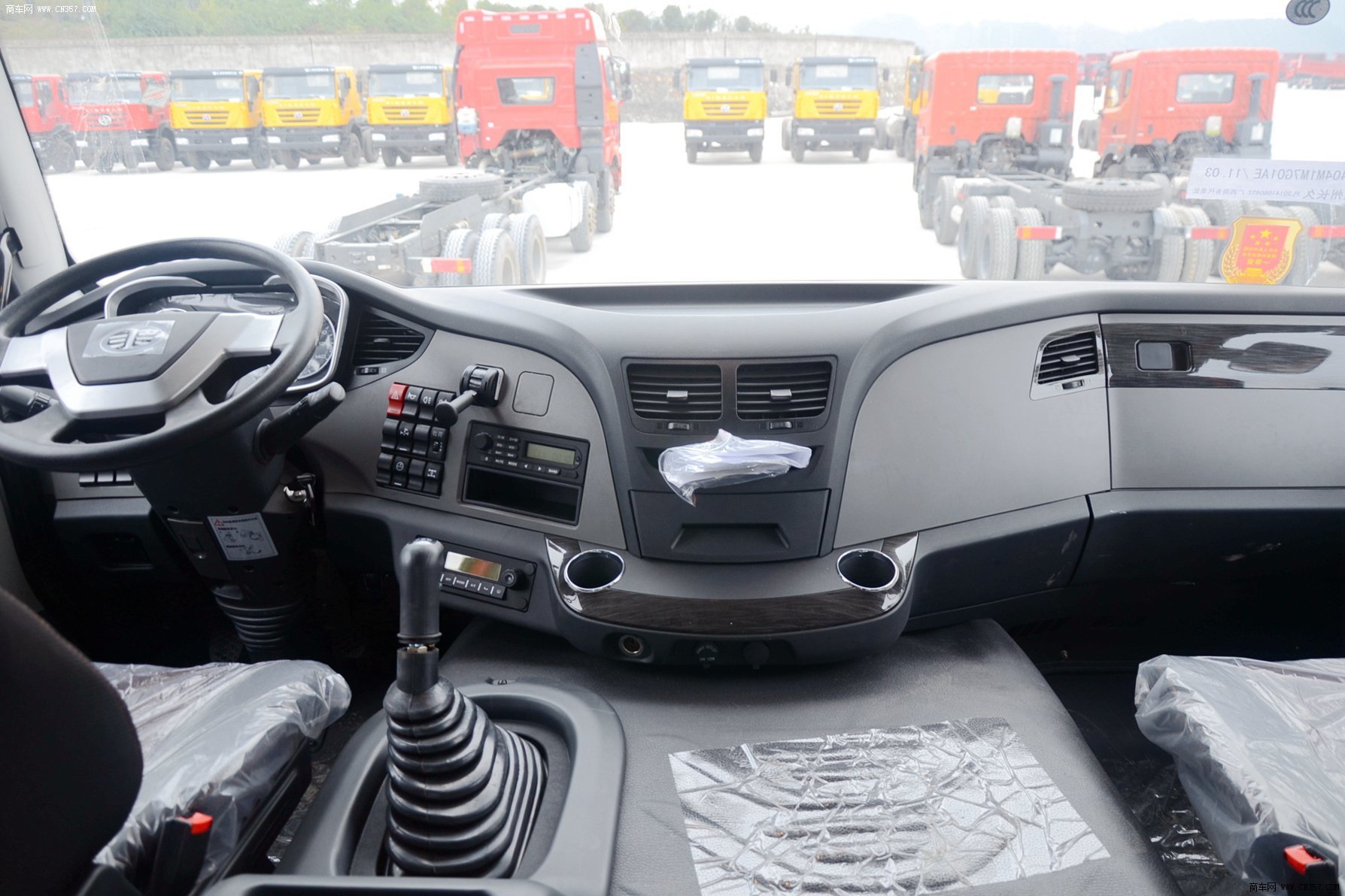 一汽解放 解放j6p 重卡 350马力 8×4 自卸车 ca3310p66k2l5bt4e4