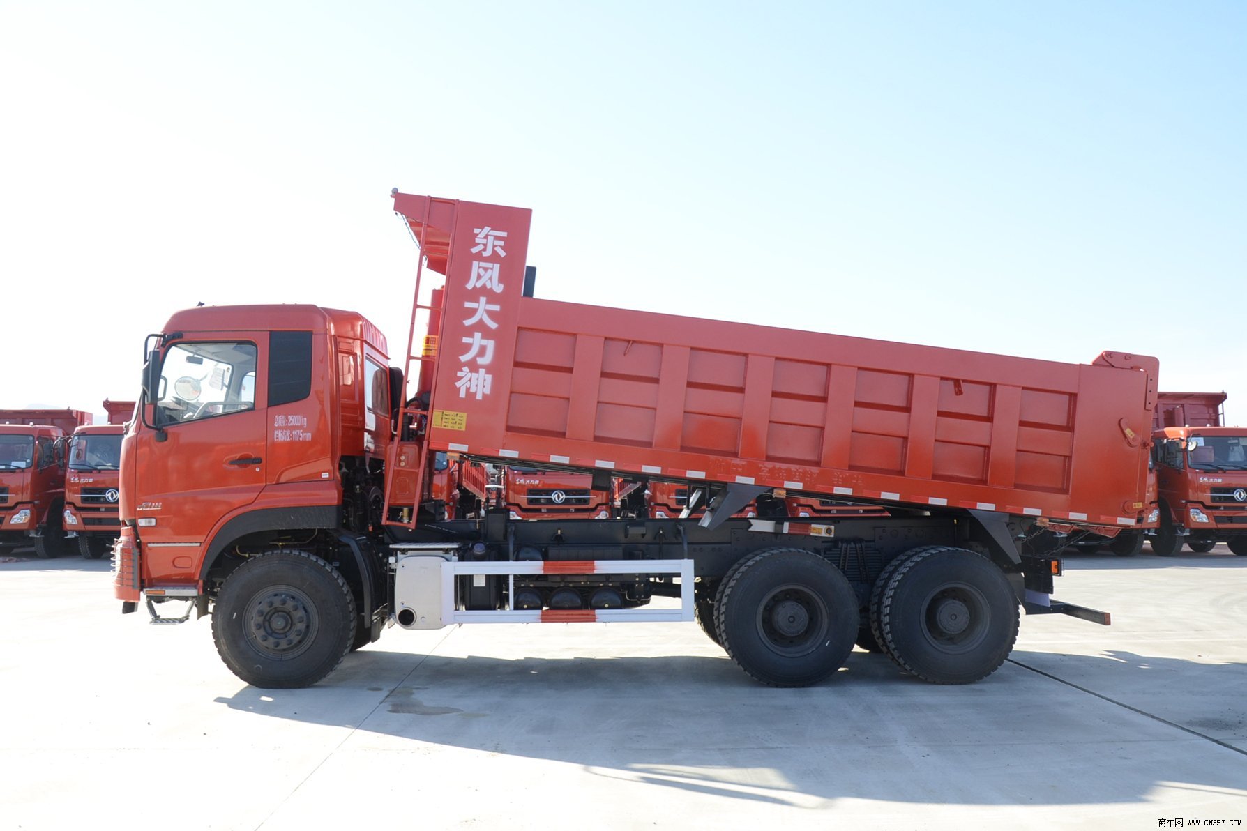 350马力 6×4 自卸车(dfl3258a6) 图集 外观 (5/141)  东风 大力神