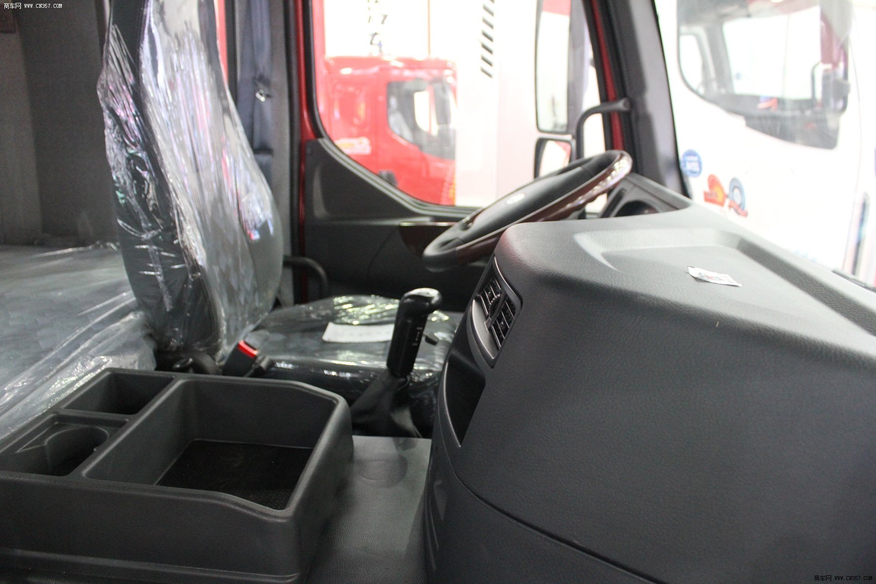 6×2 牵引车(lz4230qca) 图集 驾驶室 (3/19)  东风柳汽 霸龙507重卡