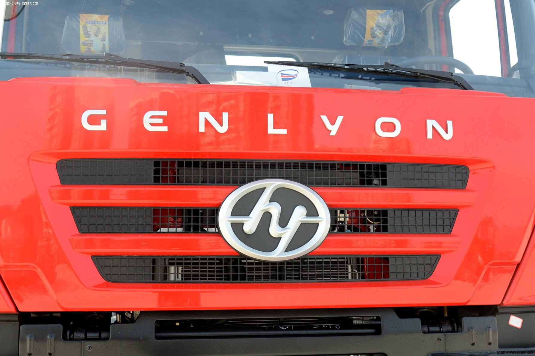 上汽依维柯红岩 杰狮 重卡 390马力 8×4 自卸车 cq3315htg466