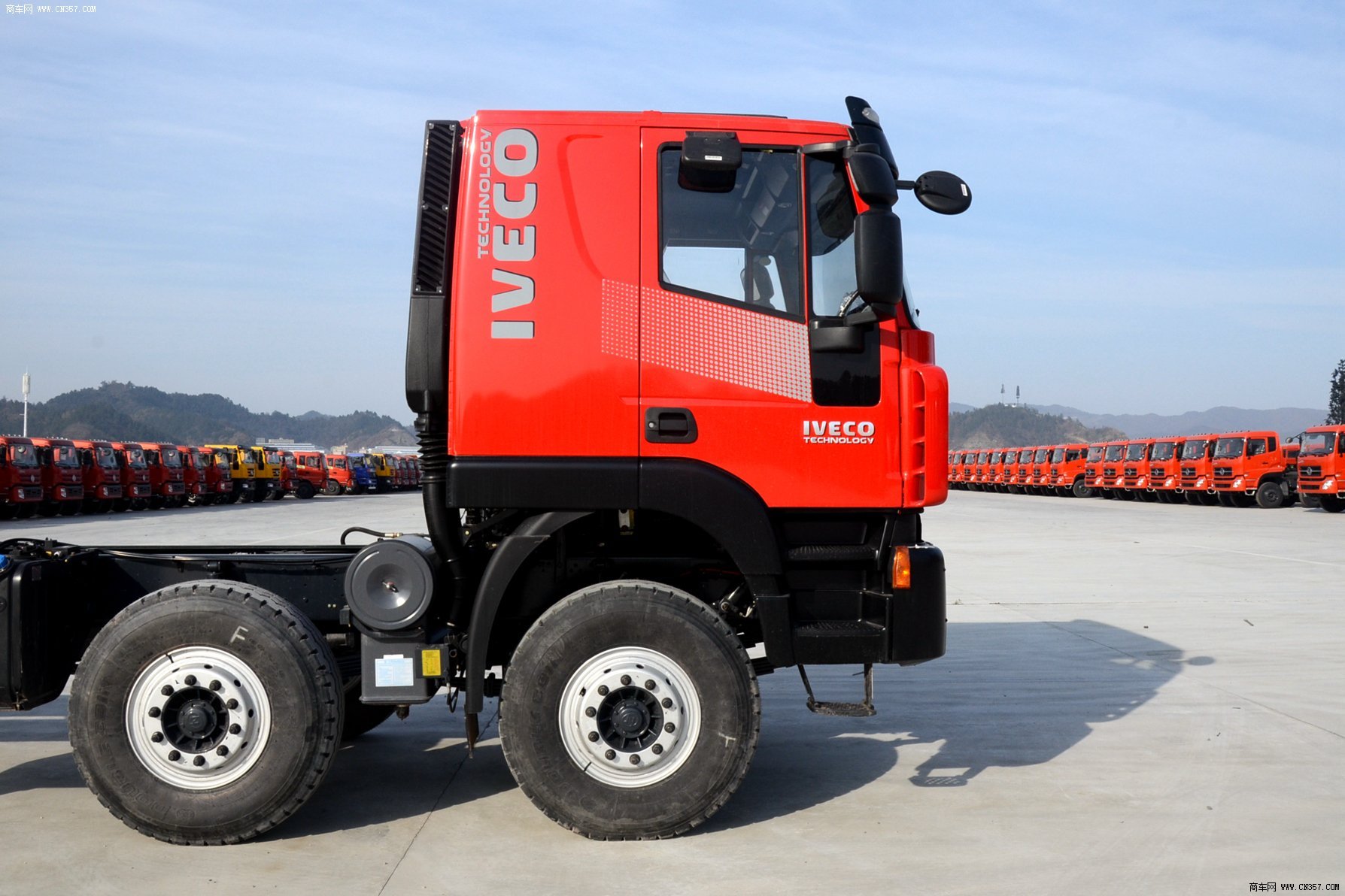 上汽依维柯红岩 杰狮 重卡 390马力 8×4 自卸车 cq3315htg466