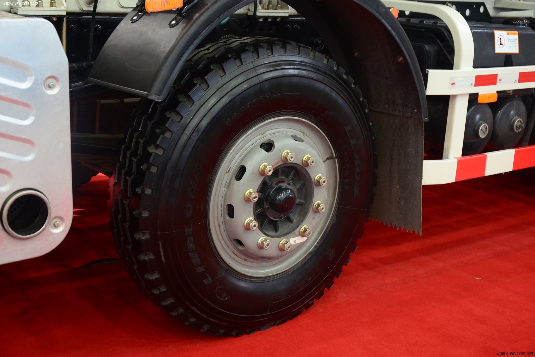 一汽解放 j6p 379马力 8×4 混凝土搅拌运输车 ca5310gjbp66k24t4e4