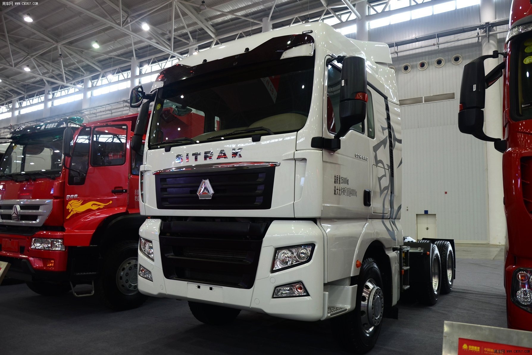 中国重汽 sitrak-c7h 重卡 440马力 6×4 牵引车 zz4256v324hd1b