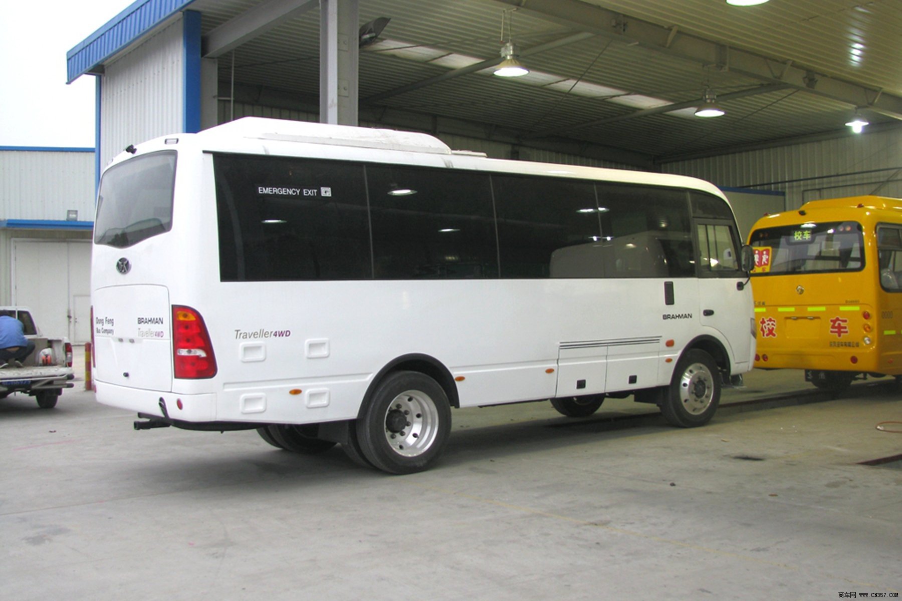 东风 风尚 168马力 20-30座 四驱客车 eq6760l5dy