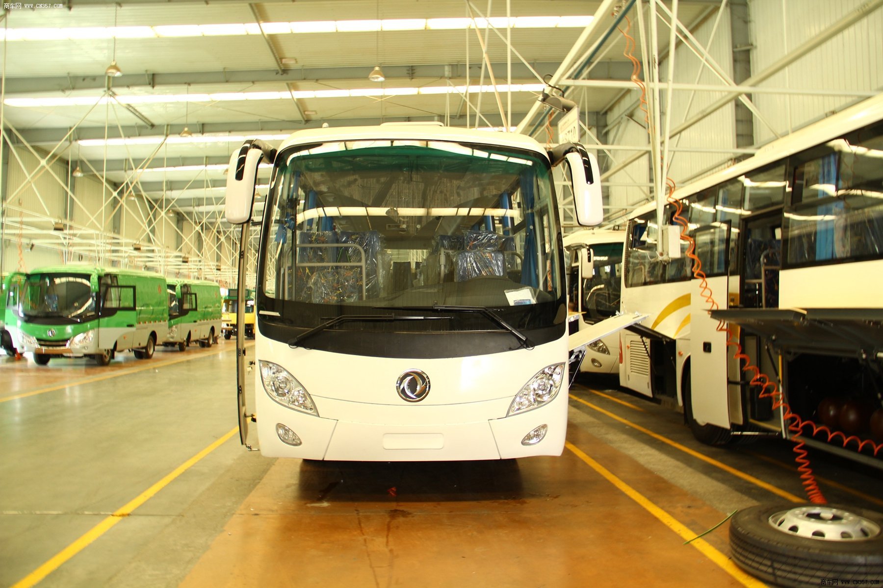 东风 风尚 245马力 40-50座 客车 eq6113l4d