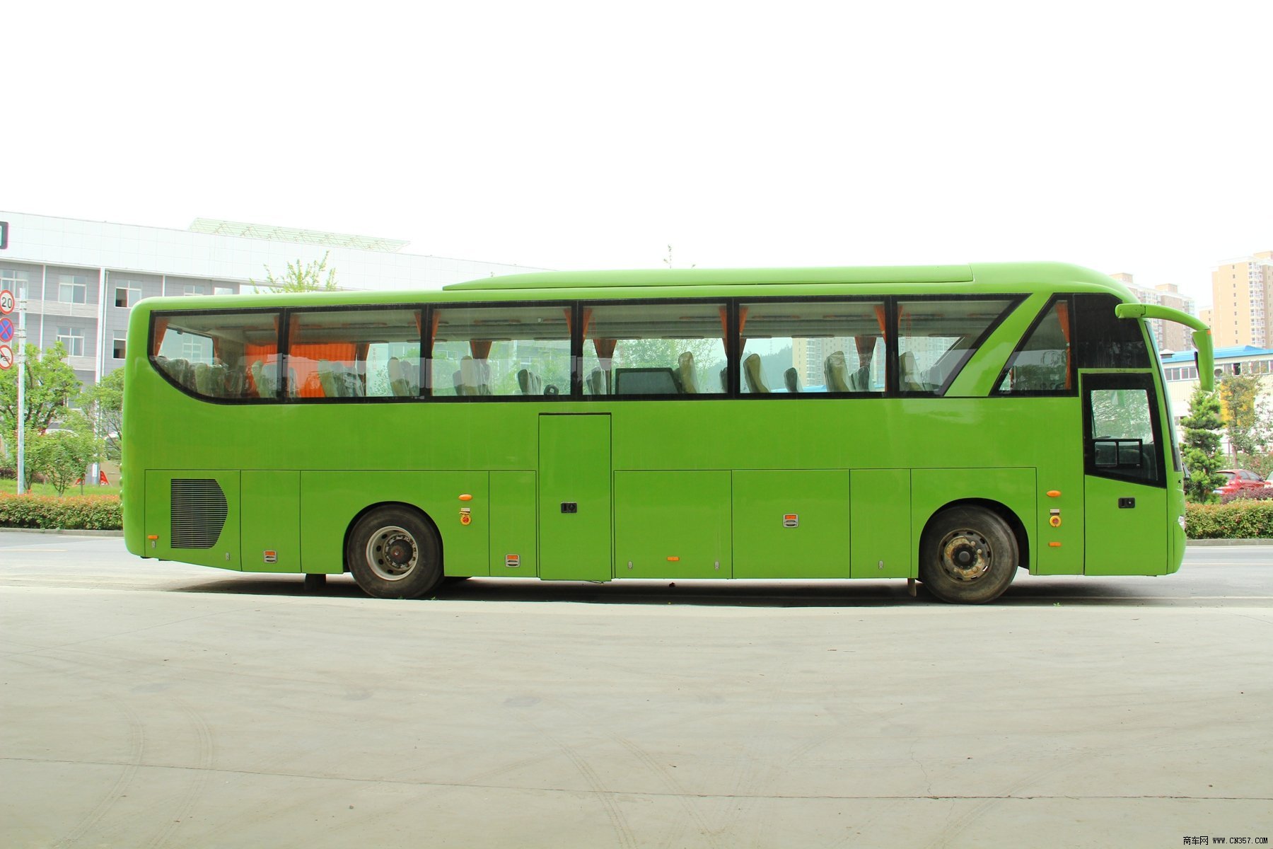 东风 风尚 330马力 27-55座 客车 eq6121l4d