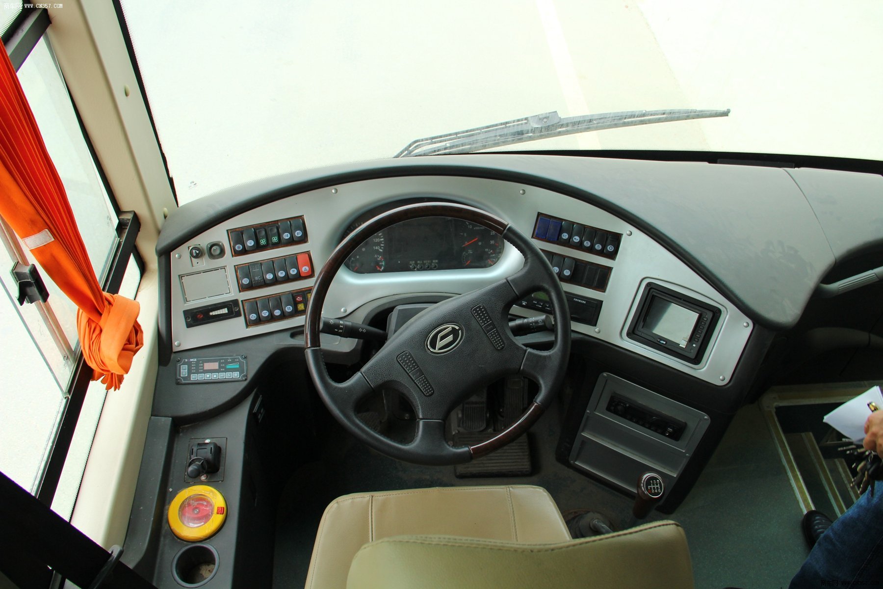 报价 东风 风尚 330马力 27-55人 客车(eq6121l4d) 图集 内饰 (1/8)