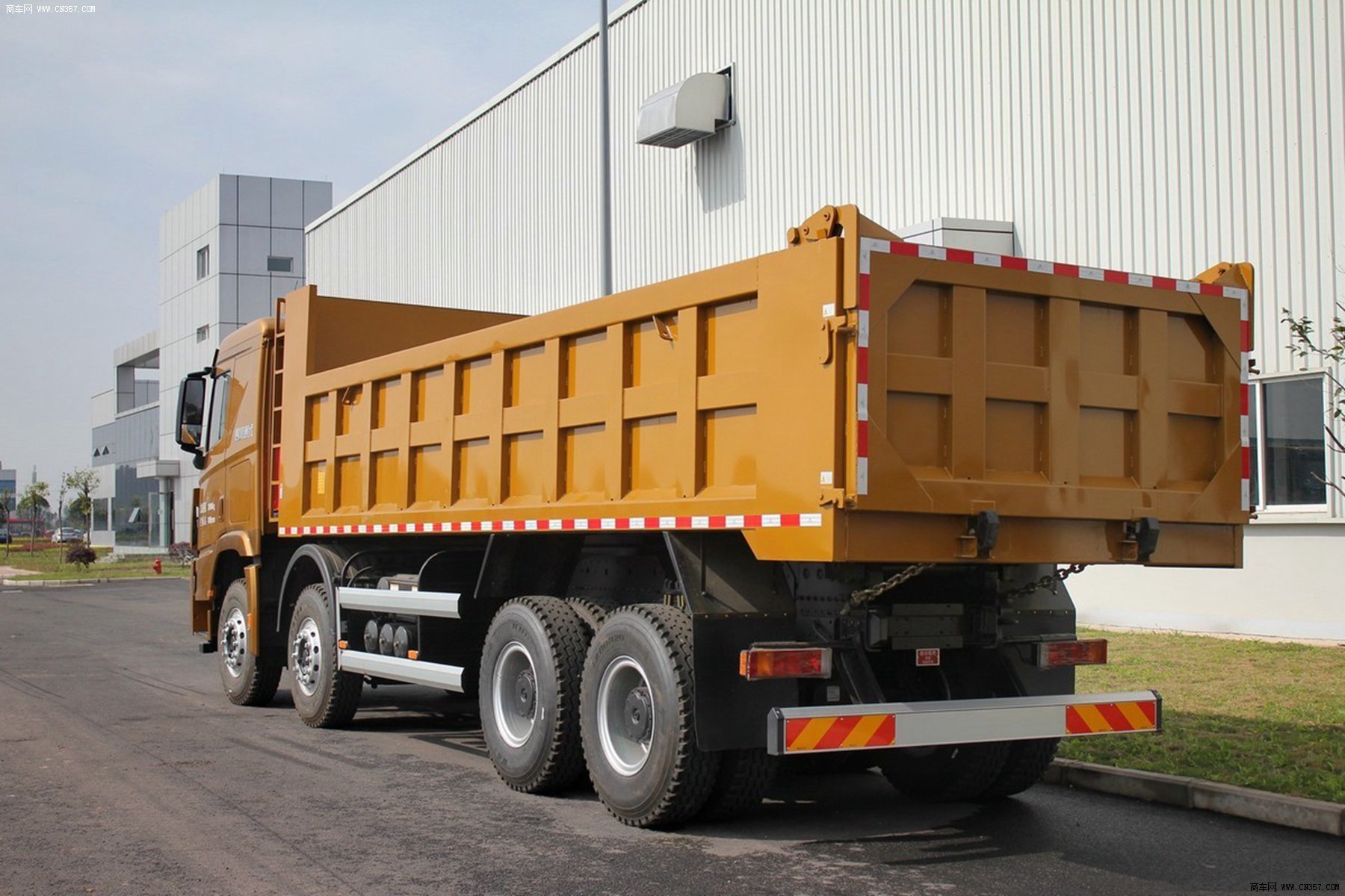 四川现代 创虎xcient 重卡 340马力 8×4 自卸车 chm3310kpq74m