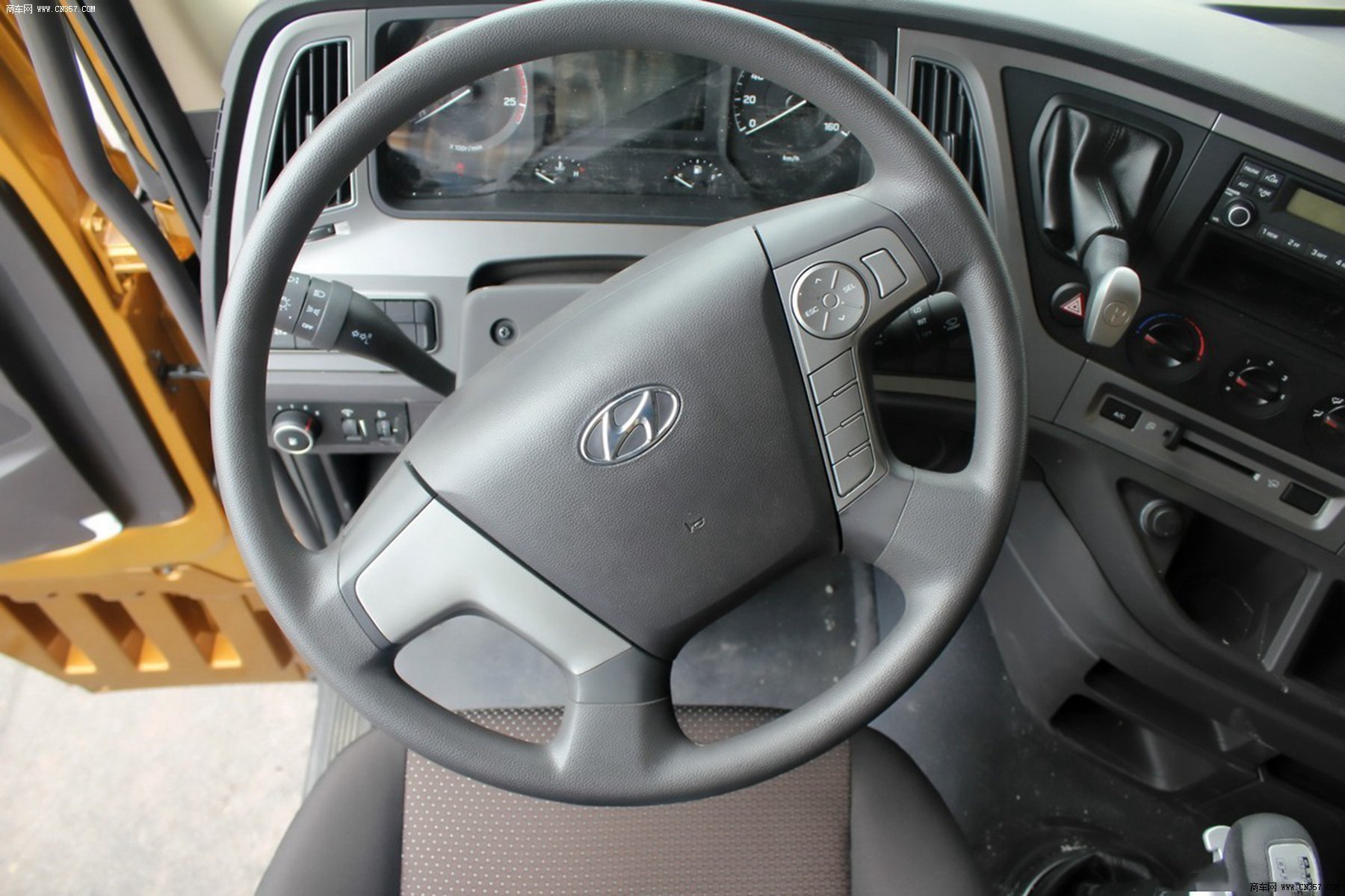 四川现代 创虎xcient 重卡 340马力 8×4 自卸车 chm3310kpq74m