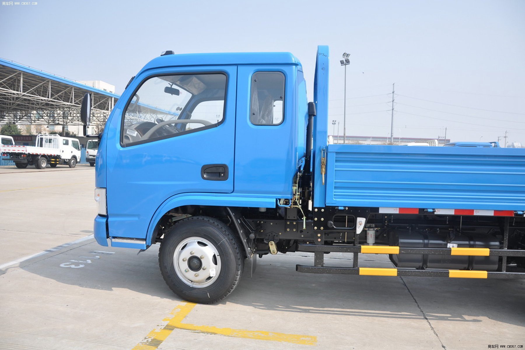 东风 多利卡m系列 116马力 栏板式 排半 轻卡 dfa1041s20d5