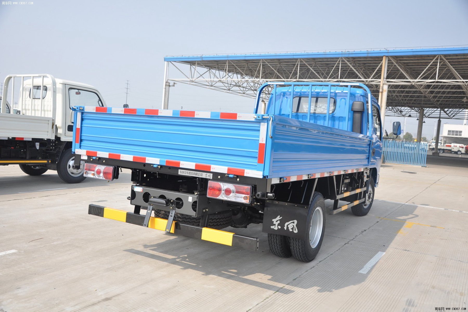 东风 多利卡m系列 116马力 栏板式 排半 轻卡 dfa1041s20d5