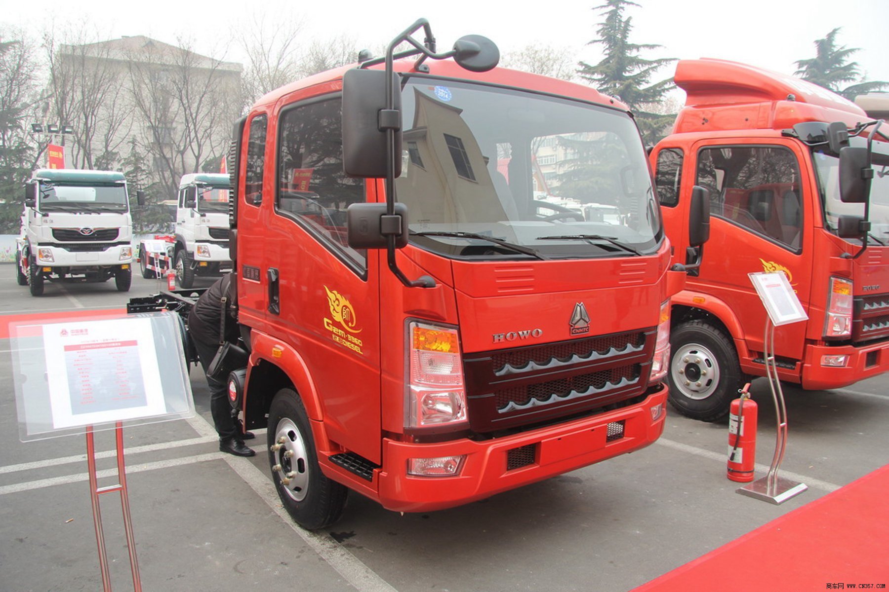 重汽howo 129马力 排半栏板轻卡(zz1067f341bd1y65)46190 图片】车型