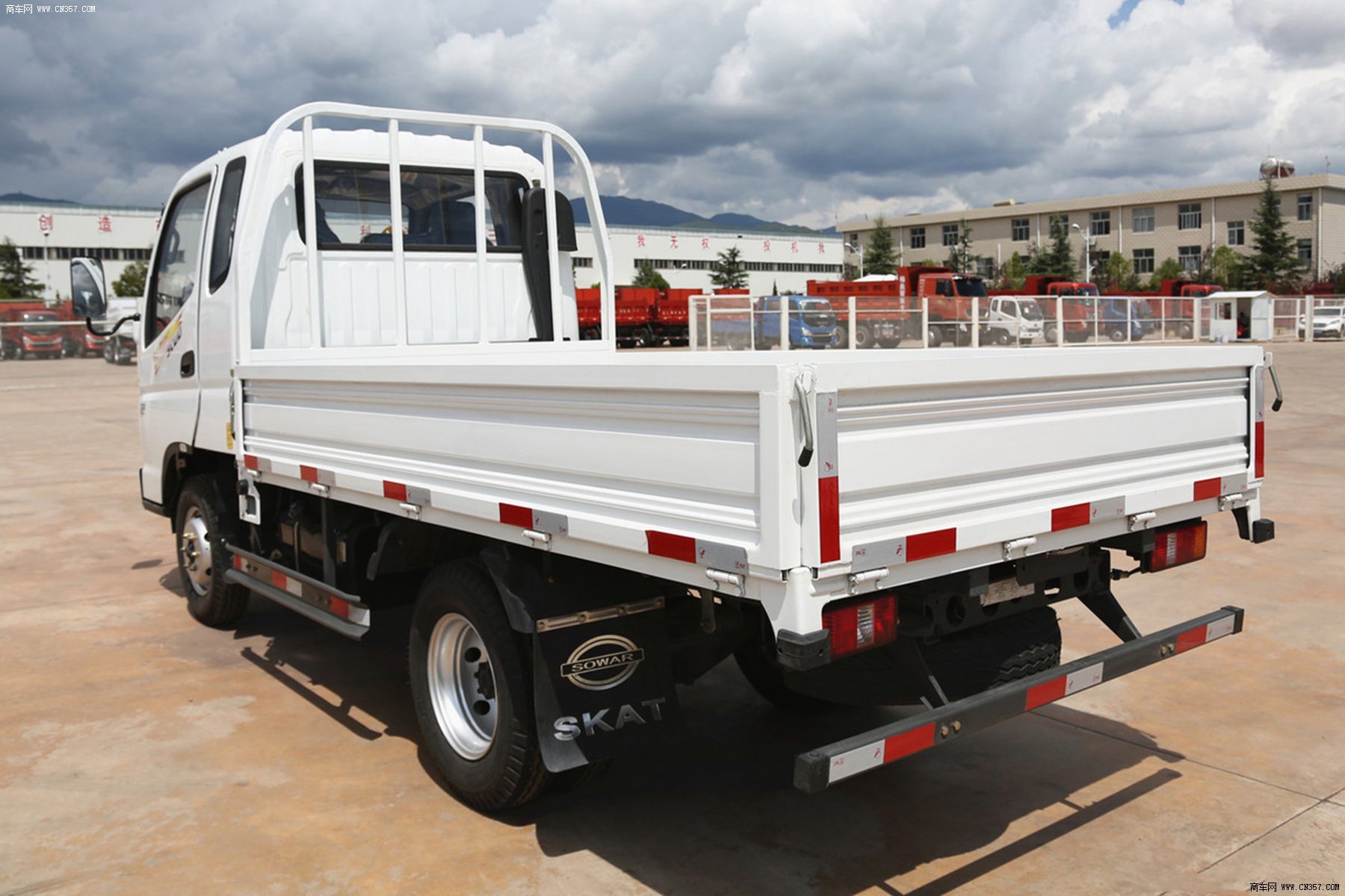 力帆时骏 斯卡特 109马力 栏板式 排半 轻卡 lfj1036g3