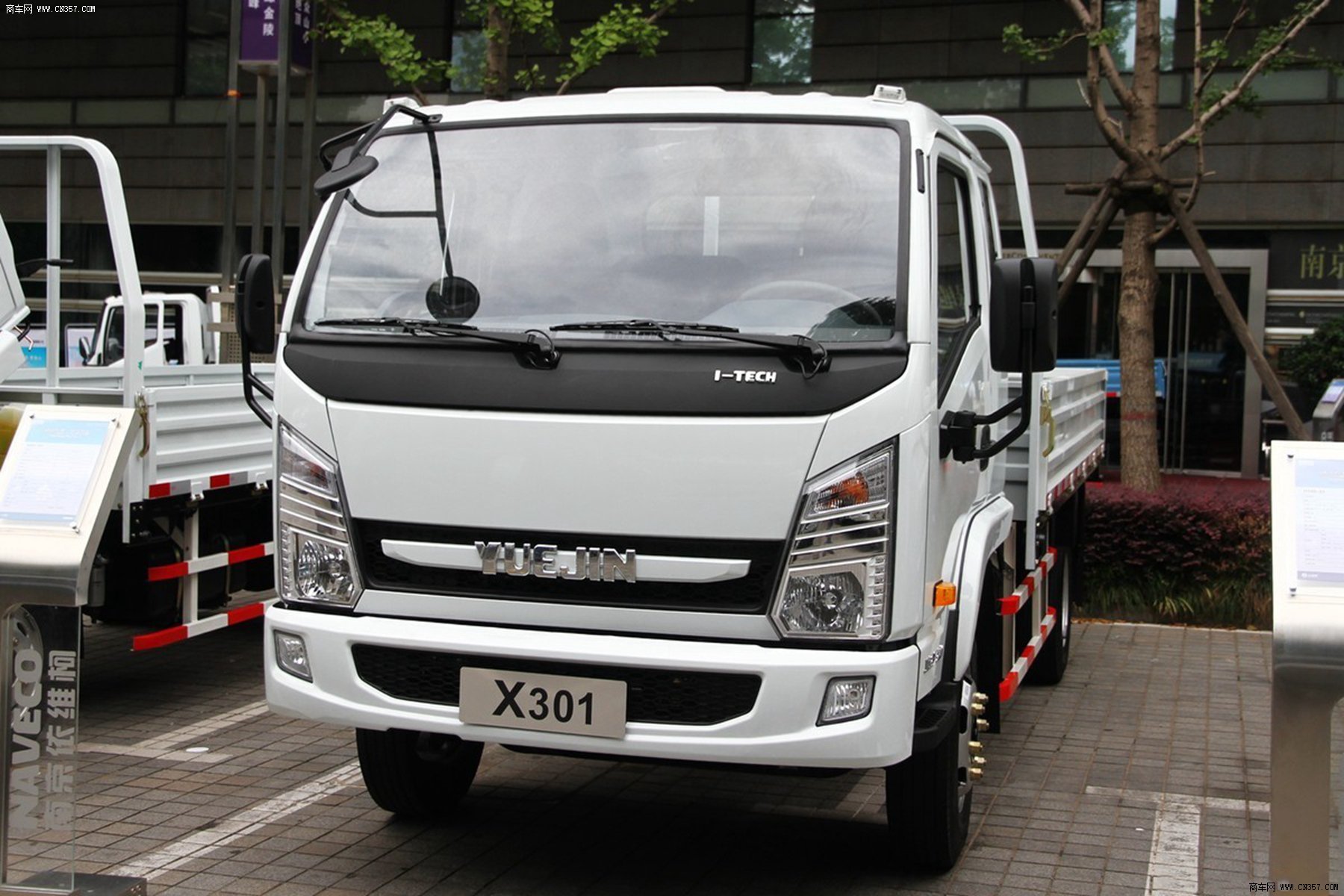 南京依维柯 跃进上骏x301 112马力 栏板式 排半 轻卡 nj1042dcft