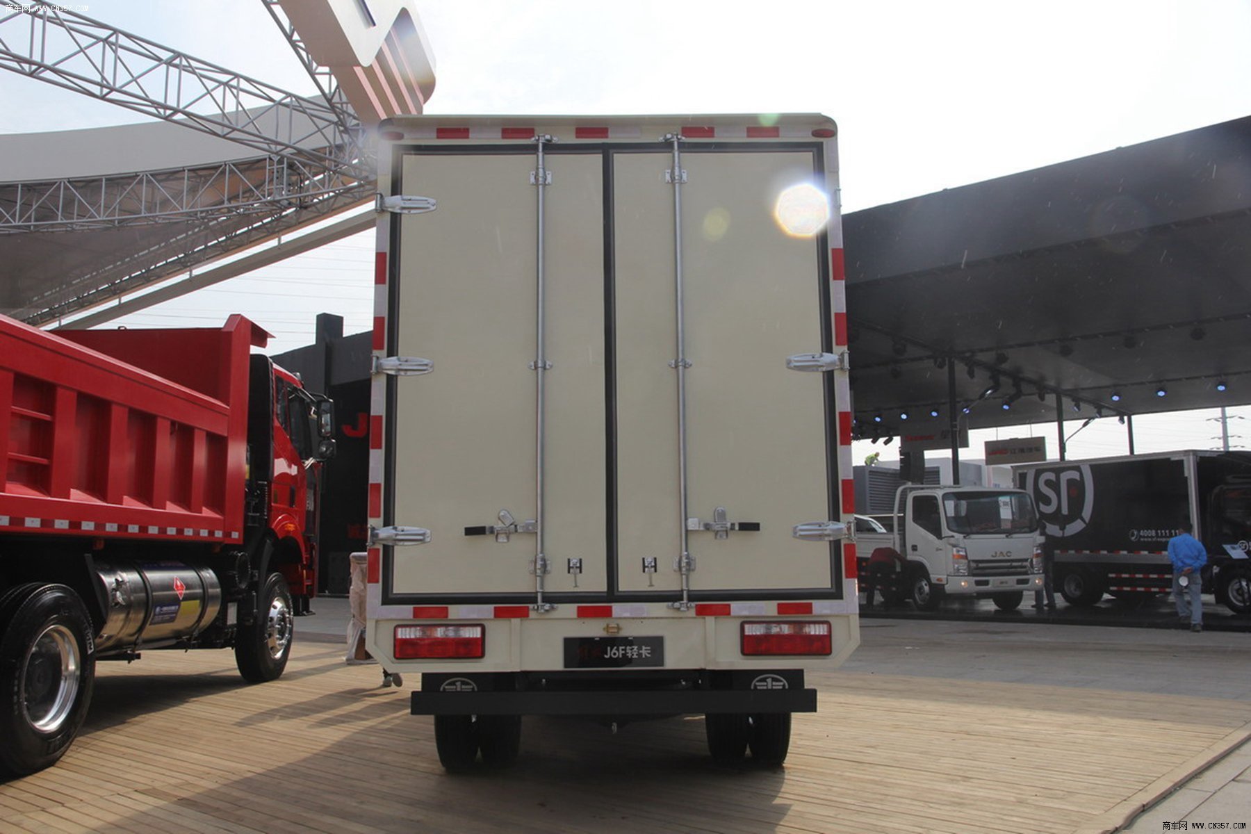 一汽青岛解放 解放j6f 130马力 厢式 单排 轻卡 ca5041xxyp40k2l1e4a