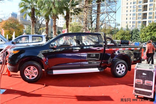 助力解放一汽红塔交付46辆蓝舰皮卡