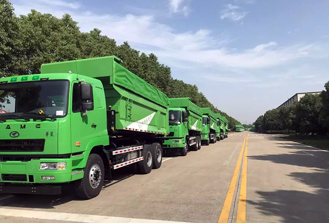 助力中国蓝华菱60台新型环保渣土车发往江西市场