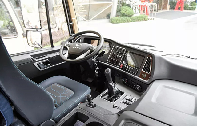用了15年的内饰终于改款,加入车载冰箱可选,带您看华菱重卡新内饰搅拌