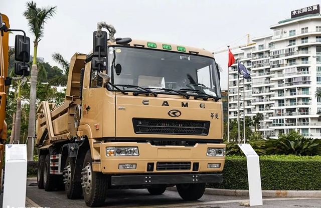 这是目前深圳最受欢迎的自卸实拍lng动力的华菱4轴自卸车