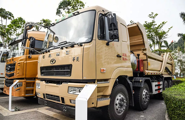 这是目前深圳最受欢迎的自卸实拍lng动力的华菱4轴自卸车