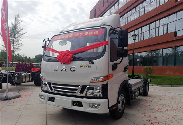 续航240公里四川江淮成立五周年发布首辆电动轻卡帅铃i5