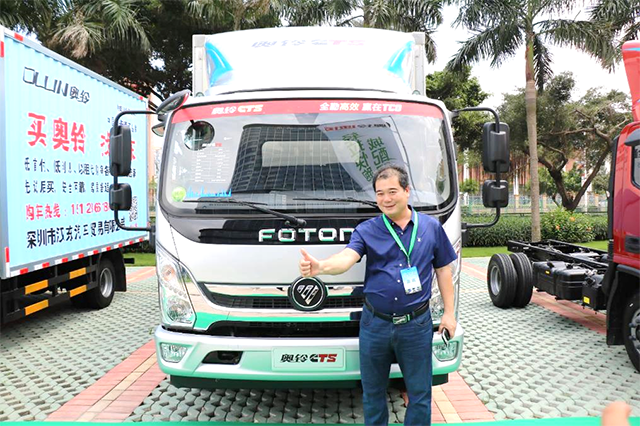 何鲜斌向记者讲诉了他的购车经历.