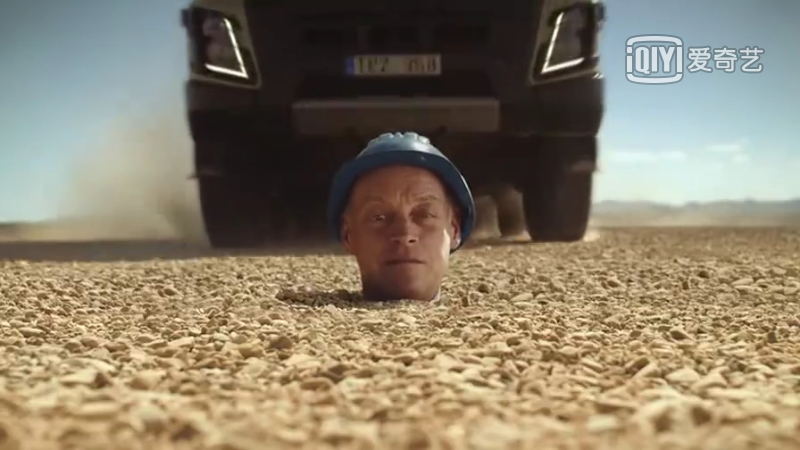 Volvo卡车极限测试 埋在沙漠中的技术人员