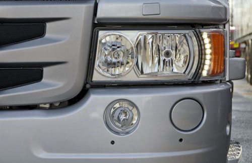 > 正文 近日,瑞典卡车制造商斯堪尼亚发布了自己的新款卡车车灯系列