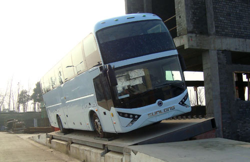 申龙层半客车通过倾翻试验 即将面世